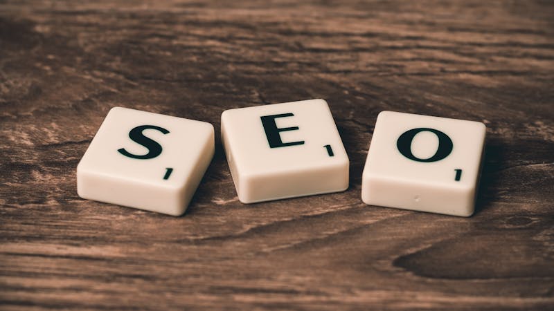 SEO-Schriftzug als Symbol für strategische Suchmaschinenoptimierung im B2B-Bereich